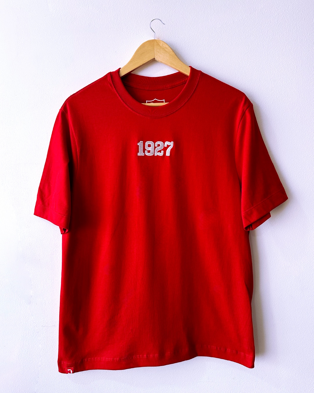 Camiseta roja regular fit «1927 bordado» inspirada en América