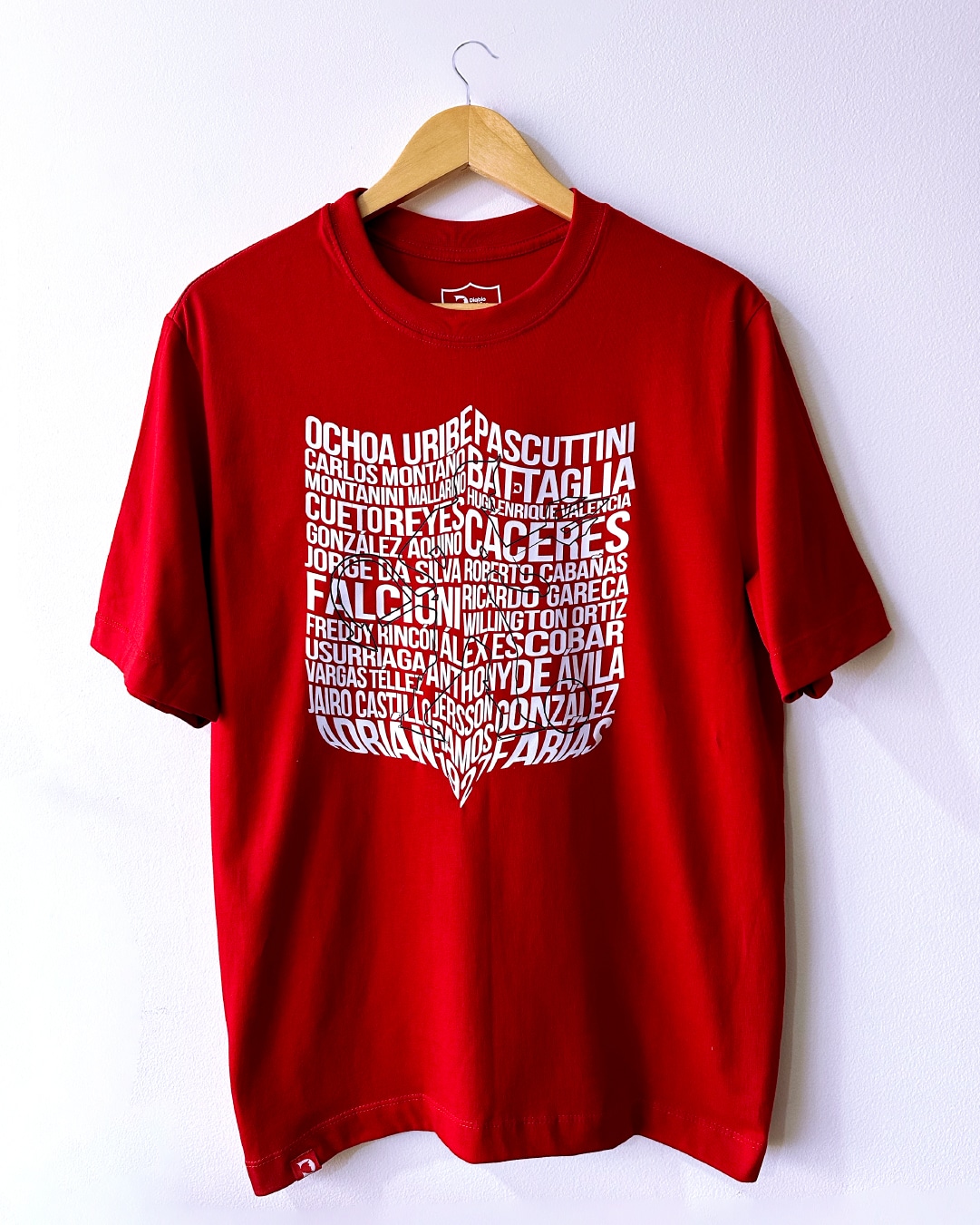 Camiseta roja regular fit «Escudo ídolos» inspirada en América