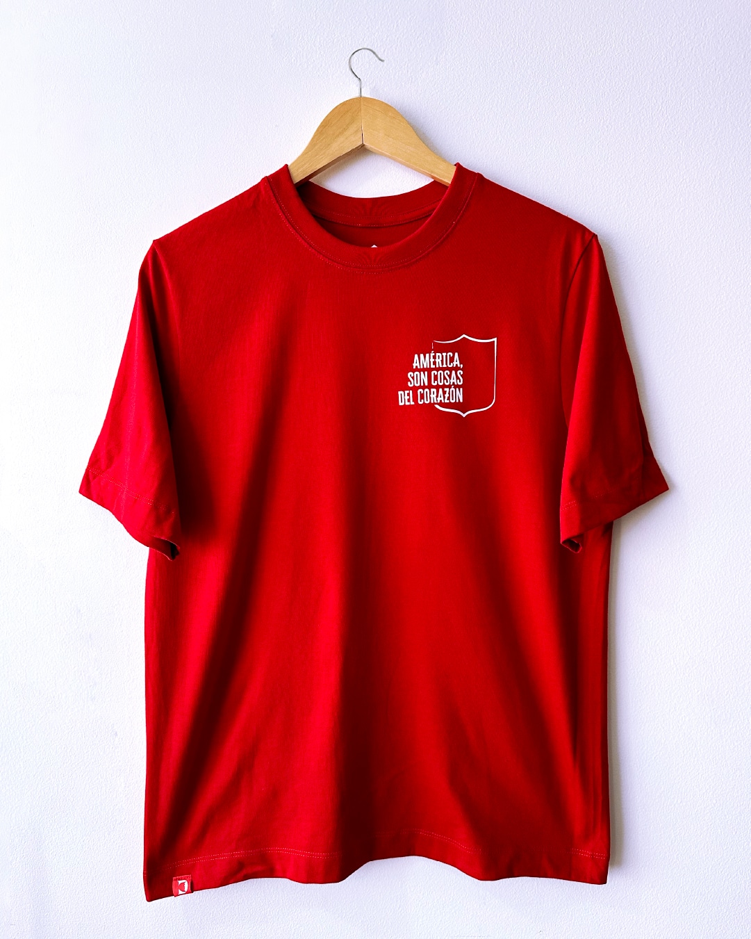 Camiseta roja regular fit «Son cosas del corazón» inspirada en América