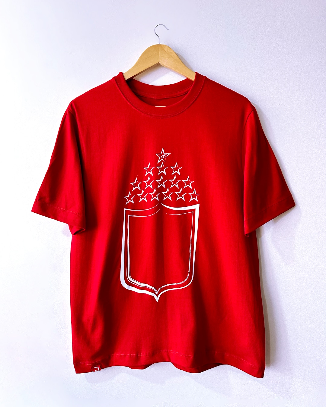 Camiseta roja regular fit «Silueta escudo» inspirada en América
