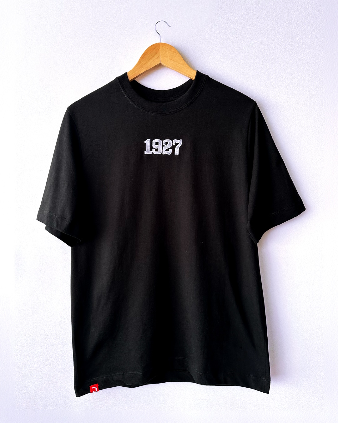 Camiseta negra regular fit «1927 bordado» inspirada en América