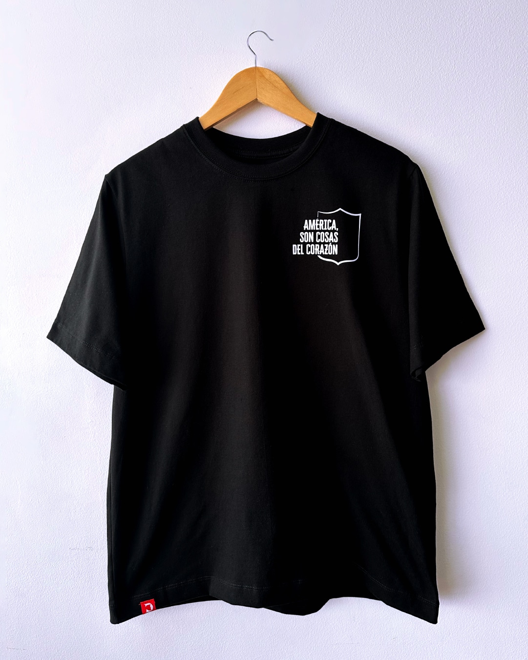 Camiseta negra regular fit «Son cosas del corazón» inspirada en América