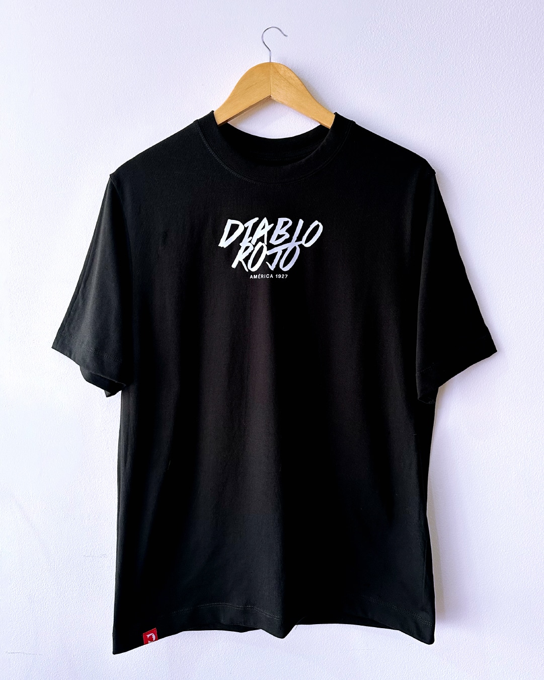 Camiseta negra regular fit «Diablo Rojo» inspirada en América