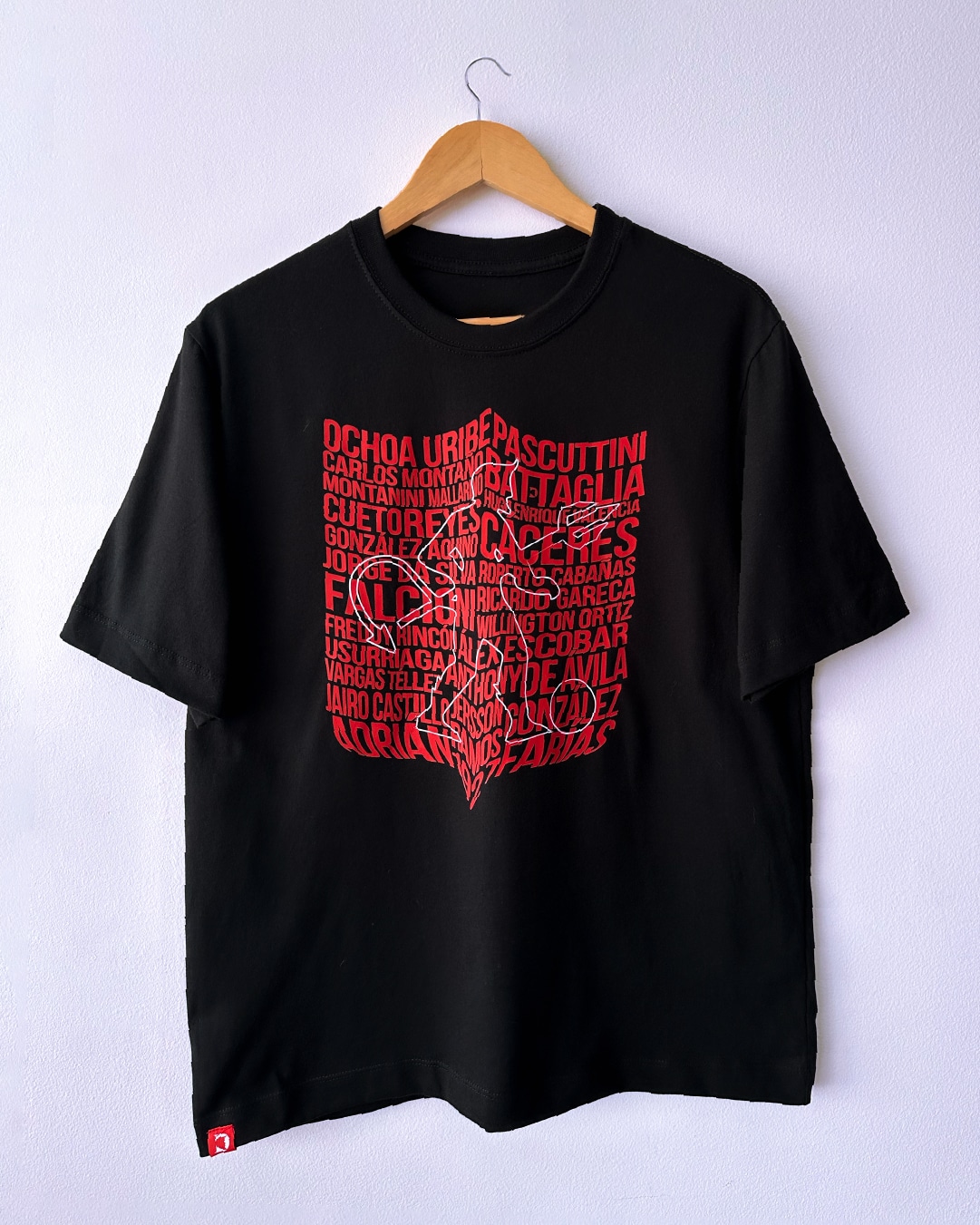 Camiseta negra regular fit «Escudo ídolos» inspirada en América