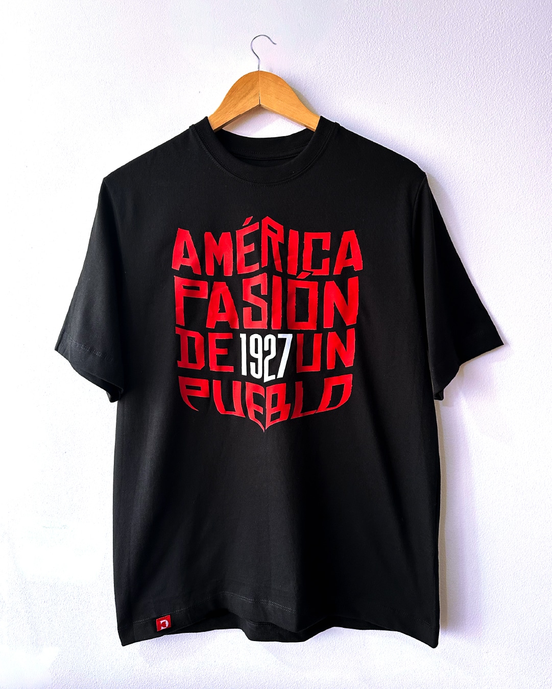 Camiseta negra regular fit «Pasión de un Pueblo» inspirada en América
