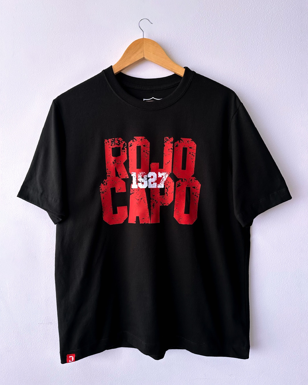 Camiseta negra regular fit «Rojo Capo 1927» inspirada en América