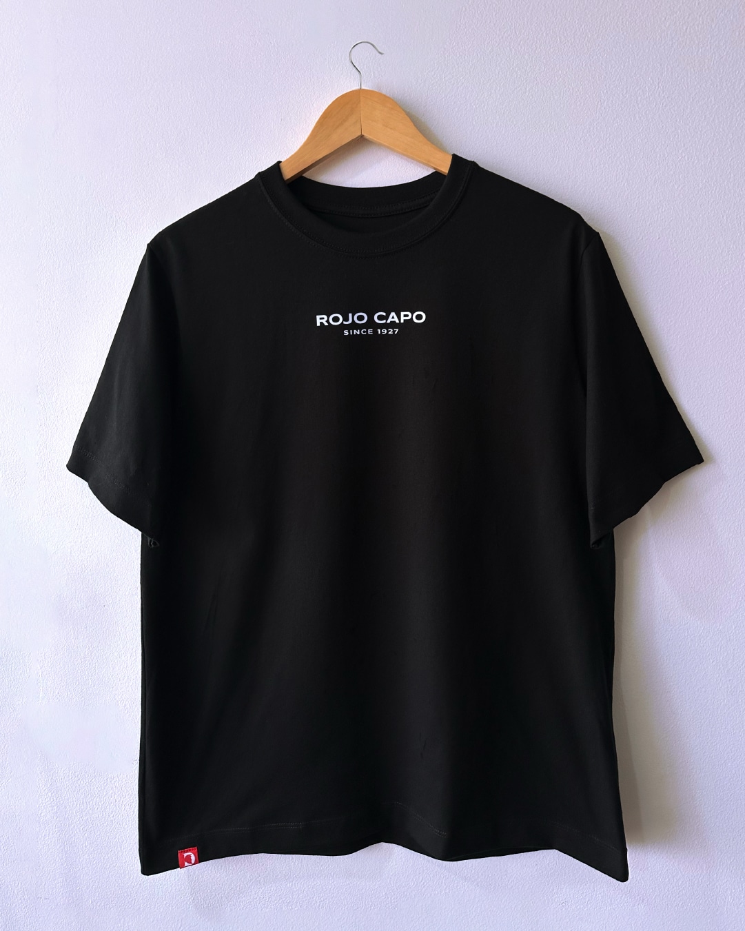 Camiseta negra regular fit «ROJO CAPO» inspirada en América