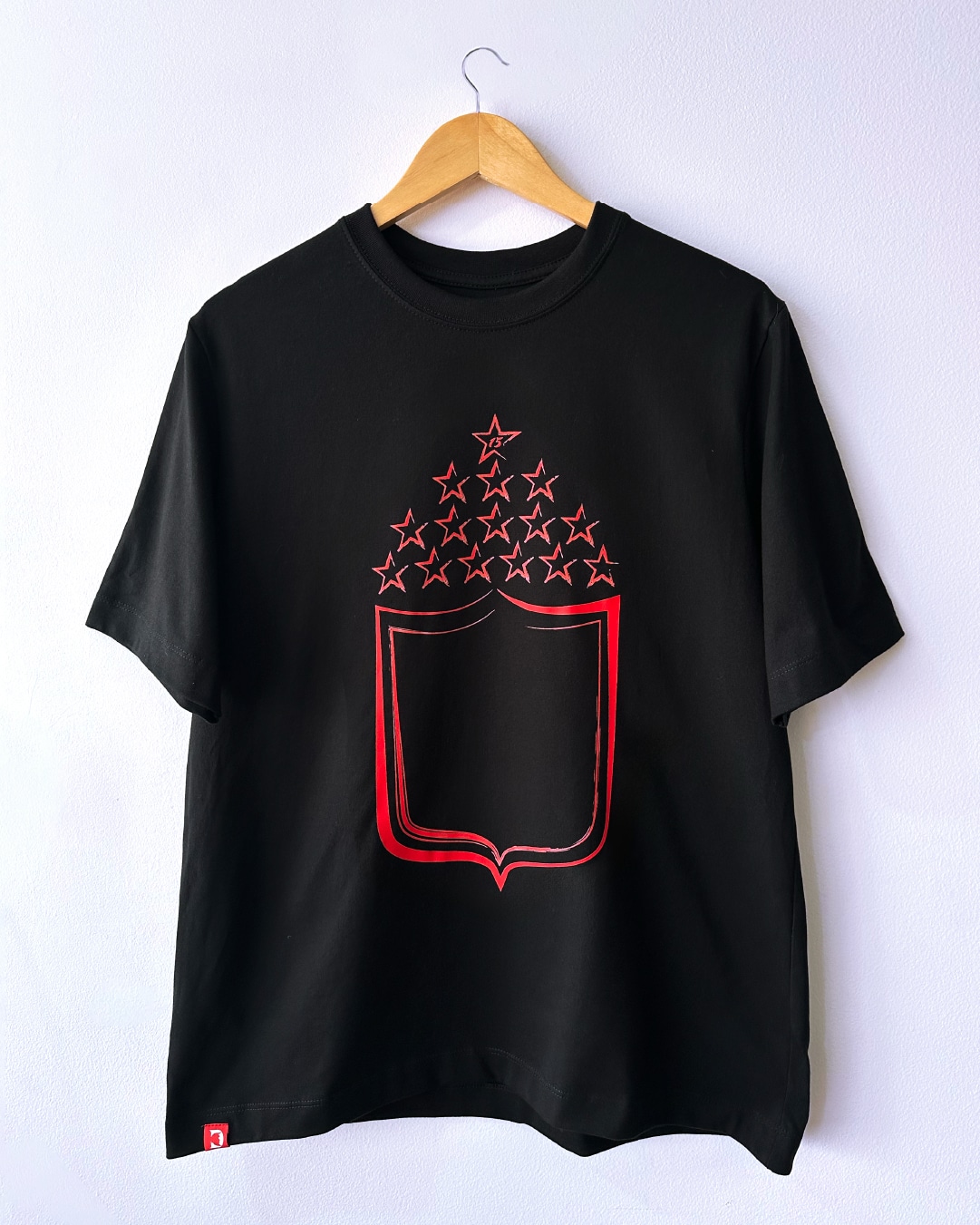 Camiseta negra regular fit «Silueta escudo» inspirada en América