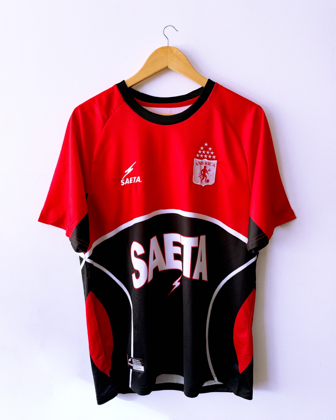 Camiseta retro SAETA Roja y negra América de Cali
